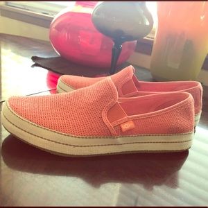 New w/box UGGS 8.5 Coral slip-on shoes